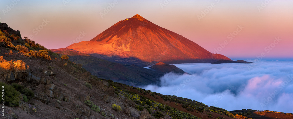 Teide volcano in Tenerife in the light of the rising sun.. - obrazy, fototapety, plakaty 