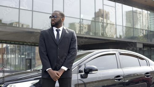 Photographie Huge Afro-American security chief monitoring order outside business center