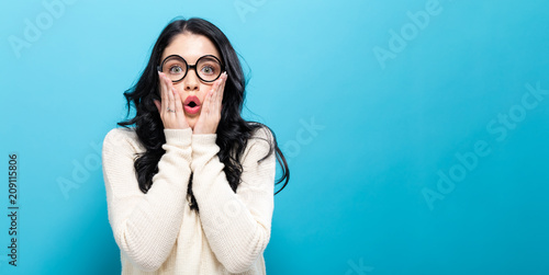Fotografía Surprised young woman posing on a solid background