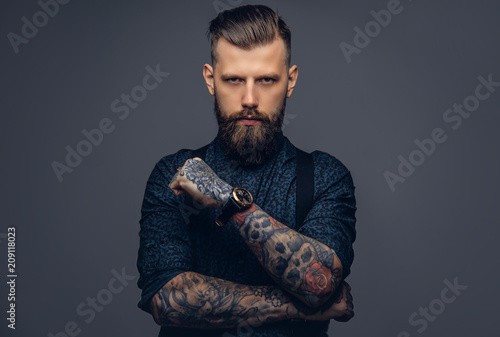 Fotomural Handsome old-fashioned hipster in shirt and suspenders, pose with crossed arms