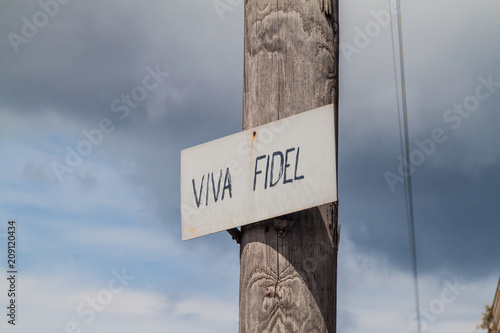 Fotografie, Obraz Small sign on a street saying Viva Fidel (Long live Fidel) on a street in Matanz