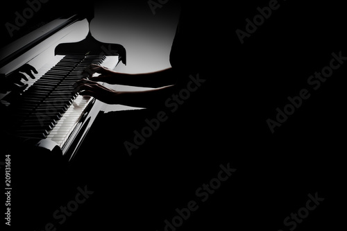 Dekoracja na wymiar pianista-rece-pianisty-grajacego-na-fortepianie
