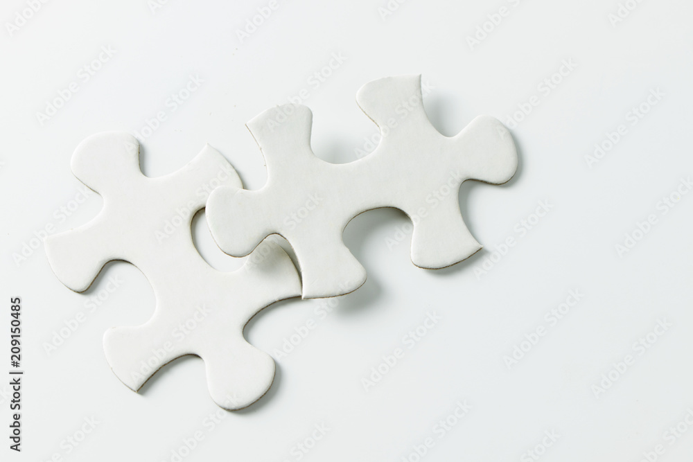 Two pieces of blank white jigsaw puzzle isolated on white background for business conceptual - obrazy, fototapety, plakaty 