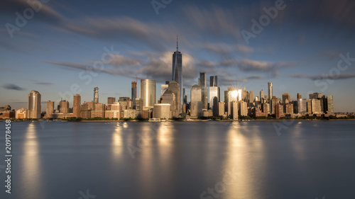 Plakat Nowy Jork miasta linii horyzontu dzienny słońce chmurnieje błękit