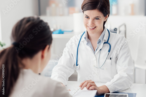 Fotografía Doctor explaining diagnosis to the patient