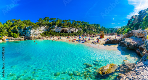 Fotografía Panoramic view of Cala Llombards beach with turquoise clean water in Mallorca is