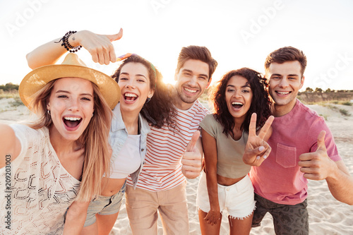 Fotografía Group of happy young friends in summer clothes
