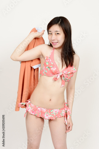 水着に着替える女性 Stock Photo Adobe Stock