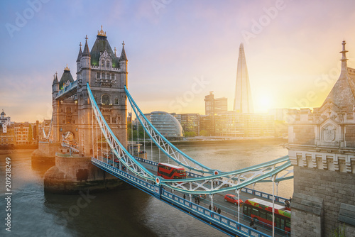 Mata magnetyczna Zmierzch przy Tower Bridge w Londyn UK