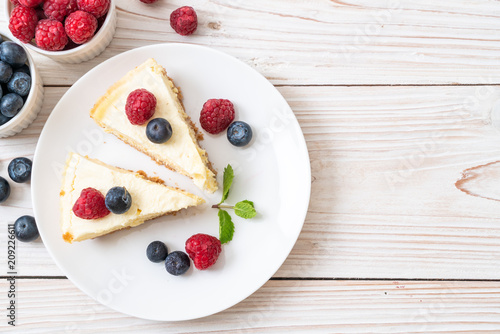 Homemade cheesecake with raspberries and blueberries Lerretsbilde