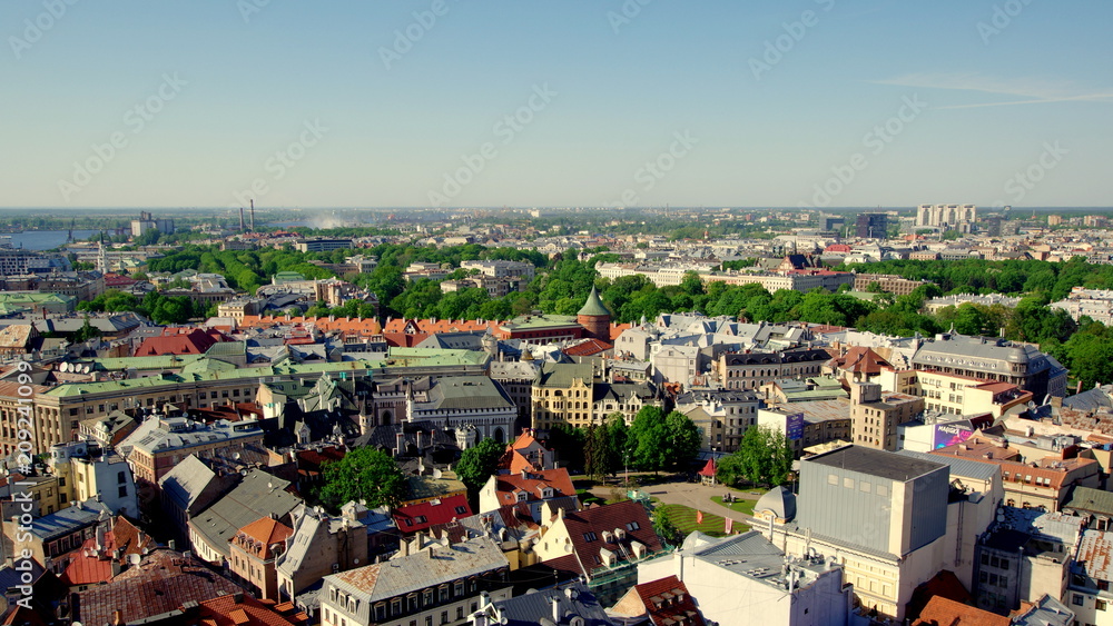 Krajobraz miasta z Europy Wschodniej - Ryga, stolica Łotwy - obrazy, fototapety, plakaty 