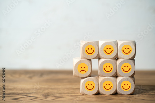Fotomural Viele Würfel mit lächelnden Smileys und einer der unzufrieden ist