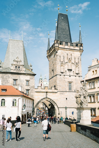 Plakat Ludzie i turyści na moście Karola - Mała Wieża - Praga