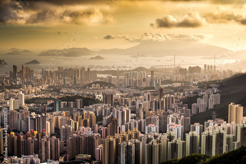 Plakat panoramę miasta o zachodzie słońca w Hongkongu