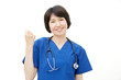 © siro46 - 女性　医師　ガッツポーズ
