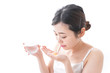 © maroke - サプリメント・薬を飲む女性