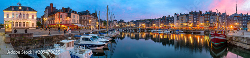 Foto  Panoramic view at dusk of the beautiful Honfleur harbour, which offers many fine