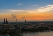 Köln am Rhein bei Sonnenuntergang 