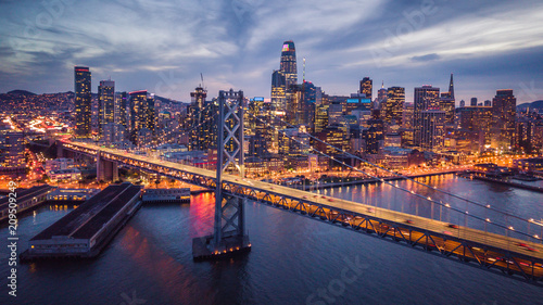 Photo Aerial cityscape view of San Francisco and the Bay Bridge at Night