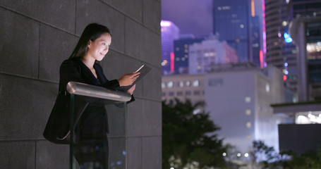 Wall Mural - Businesswoman use of cellphone at night