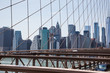 Skyline New York Manhattan gesehen durch die Stahseile der Brooklyn Bridge I