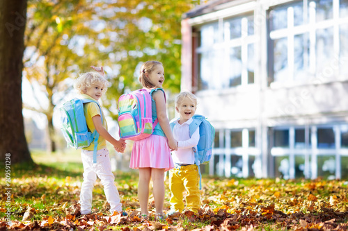 Cuadros en Lienzo Kids go back to school. Child at kindergarten.