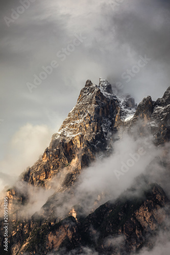 monte-antelao-3263-m-nad-san-vito-di-cadore-niedaleko-cortiny-d-39-ampezzo-jest-druga-najwyzsza-gora-w-dolomiti-znana-rowniez