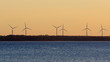 Turbiny wiatrowe przy morzu bałtyckim na estońskim wybrzeżu - odnawialne źródła energii z morskiego wiatru