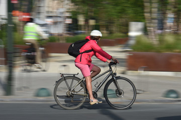 Canvas Print - velo santé sécurité roues route ville casque