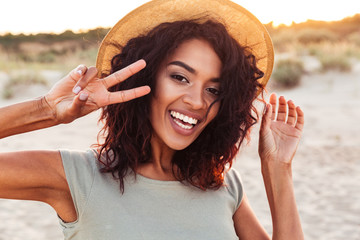 Close up of smiling young african girl in summer hat