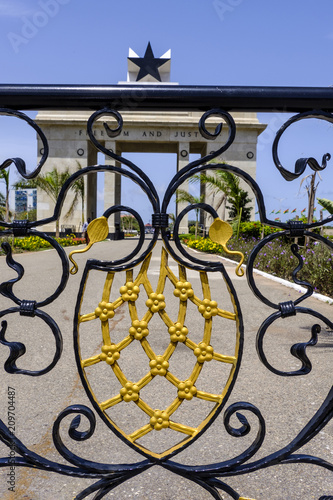 Photographie Looking through railings to Black Star Gate
