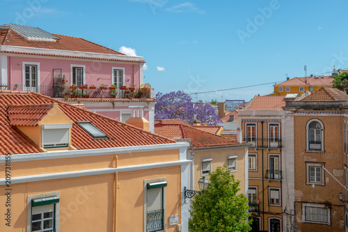 Zdjęcie XXL Kolorowi budynki z czerwonymi dachówkowymi dachami w Alfama okręgu Lisbon, Portugalia
