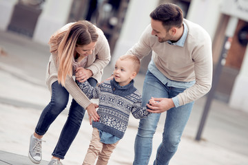 Canvas Print - Young family having fun in city