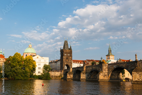 Zdjęcie XXL Piękne i starożytne miasto Europy - Praga, Czechy. Widok miasta z tarasu widokowego. Małe domy i rzeka Wełtawa. Most Karola i świątynie.