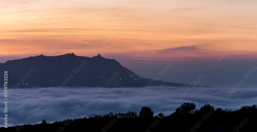 Obraz na płótnie San Marino over the fog w salonie