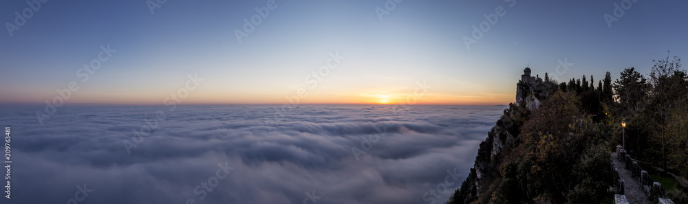 Obraz na płótnie Tower of San Marino over the cloud w salonie