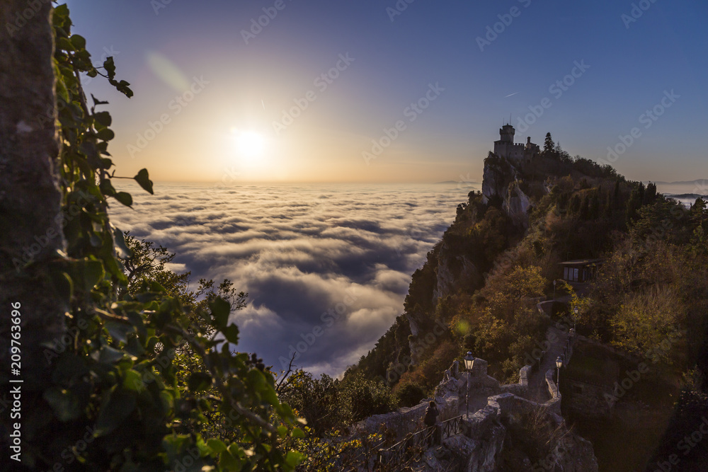Obraz na płótnie walk path over cloud San Marino w salonie