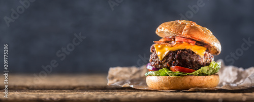 Fotografía Close-up home made beef burger on wooden table