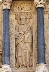 Wall Mural - Statues of apostles on the west portal  Saint Trophime Cathedral in Arles, France. Bouches-du-Rhone,  France