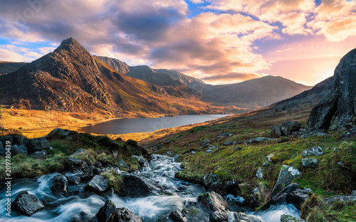 Fotografía A rushing river flowing through the mountains of wales