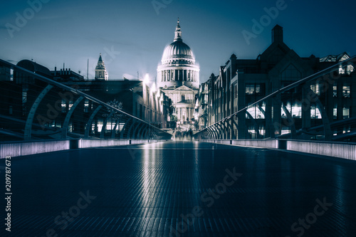 Plakat Millennium Bridge i St Paul&#39;s Cathedral (Londyn) w nocy