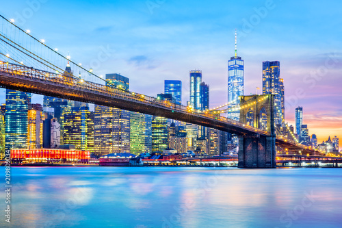 Leinwand Poster Brooklyn Bridge and the Lower Manhattan skyline at dusk