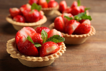 Wall Mural - Ripe strawberries in tartlets