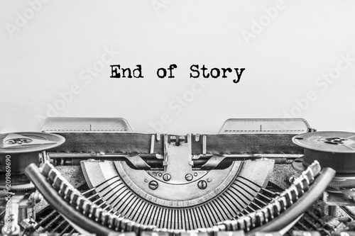 Cuadros en Lienzo end of story, the text is typed on a vintage typewriter, on old paper close-up