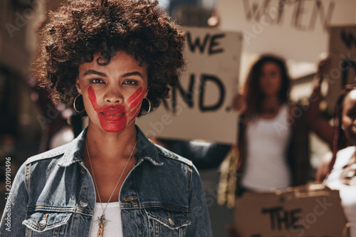 Fotomural Activist demonstrating to stop women abuse