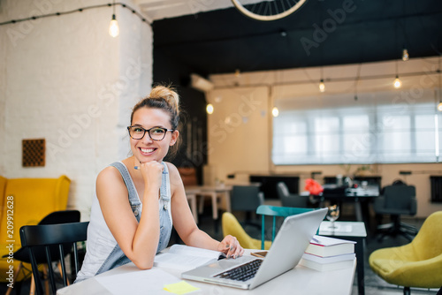 Cuadros en Lienzo Portrait of smiling entrepreneur girl indoors.