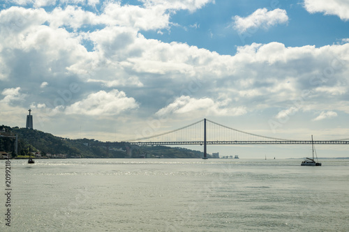 Plakat Widok na rzekę Tag w pobliżu Lizbony