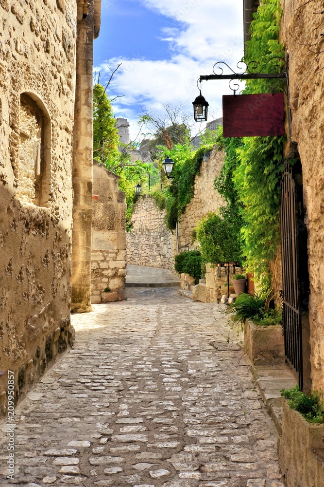 Rustic old street in the village of Les Baux de Provence, southern France - obrazy, fototapety, plakaty 