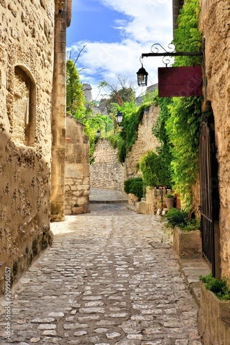 Obraz uliczka francuska  rustykalna-stara-ulica-w-wiosce-les-baux-de-provence-w-poludniowej-francji