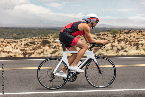 Dekoracja na wymiar  triathon-kolarstwo-rowerzysta-czlowiek-triathlonista-jazda-rowerem-wyscigowym-podczas-zawodow-ironman-droga